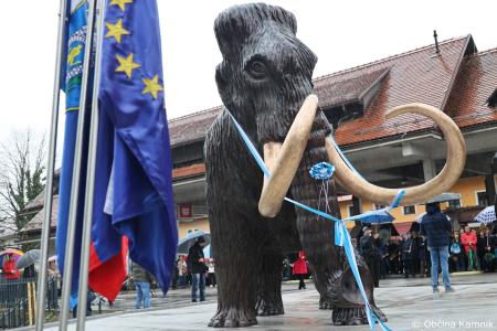 Dobrodošel mamut v Kamniku je dobil svoje mesto bronasti mamut v naravni velikosti, ki stoji v Mamutovem parku (43)
